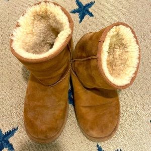 Uggs size 4 chestnut